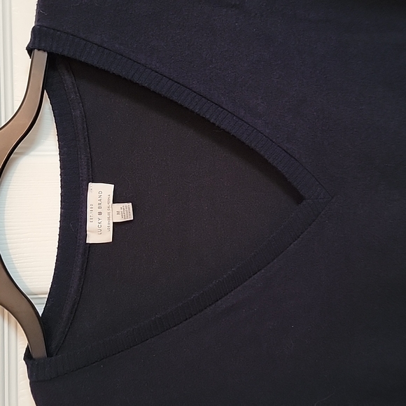 3/$15 Deal 🎉 Lucky Brand 🧣 Navy Blue Sweater/Top - Size M - Picture 2 of 5